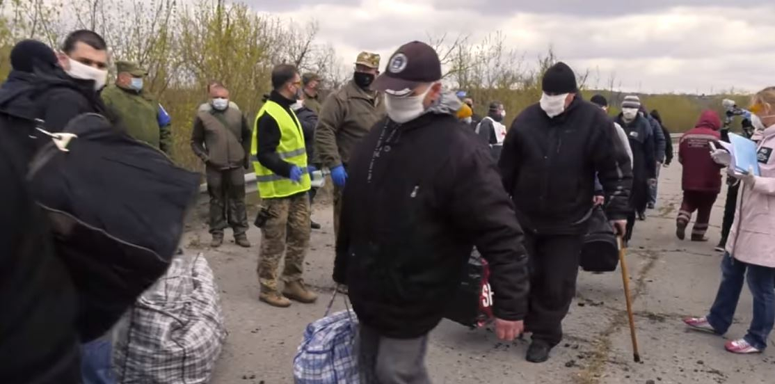 23 освобожденных из плена украинца приняли на обсервацию в Донецкой области: видео