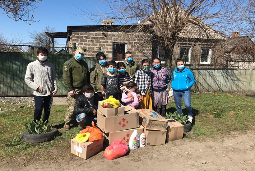 Офицеры и волонтеры доставляют гумпомощь уязвимым слоям населения Донбасса