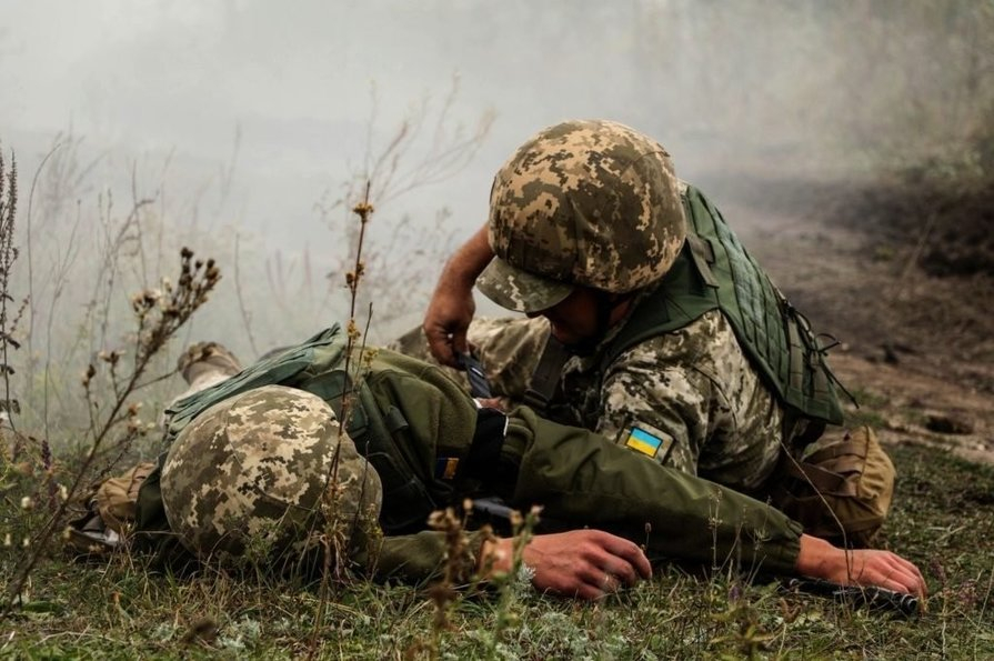 В результате вражеских обстрелов один военнослужащий получил ранения на Донбассе