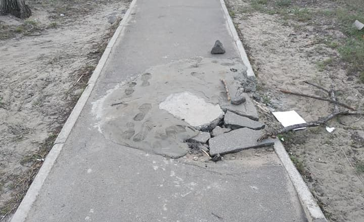 В Северодонецке провели некачественный ремонт тротуара: фото