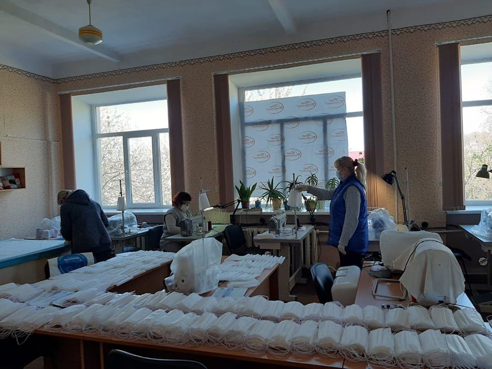 Волонтеры сшили более 21 тысячи масок для жителей прифронтовых населенных пунктов