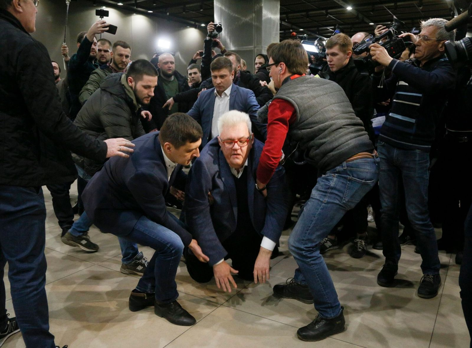 Суд отпустил на поруки "азовца", толкнувшего Сивохо на презентации "Платформы примирения"
