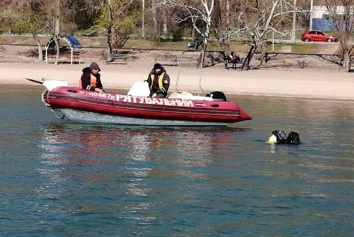 Еженедельно спасатели Мариуполя поднимают с морского дна порядка двух кубов мусора