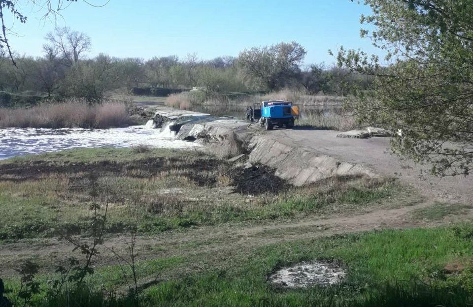 В Дружковке для обработки дорог  используют речную воду: фото