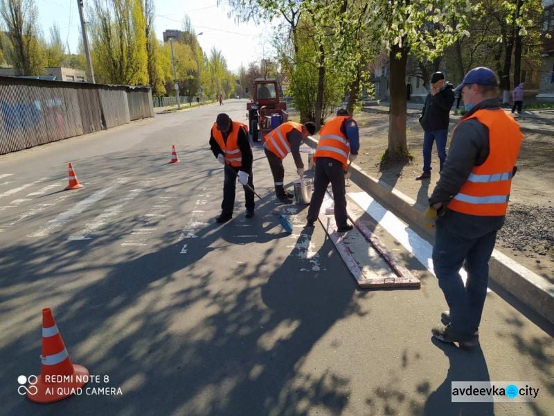 В Авдеевке обновили дорожную разметку на улицах города