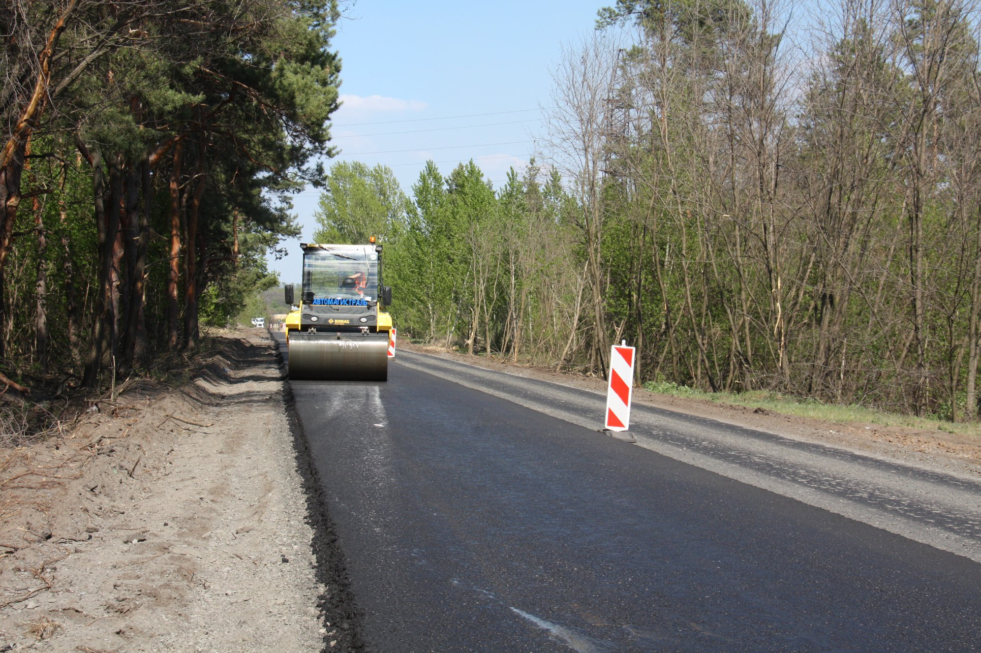 Дорогу к Станице Луганской ремонтируют без выходных: фото
