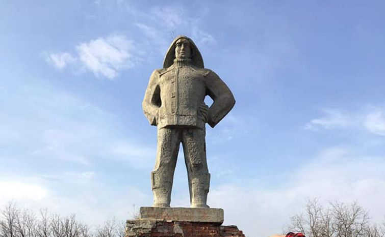 В Славянске активисты собираются отремонтировать памятник рыбаку: фото