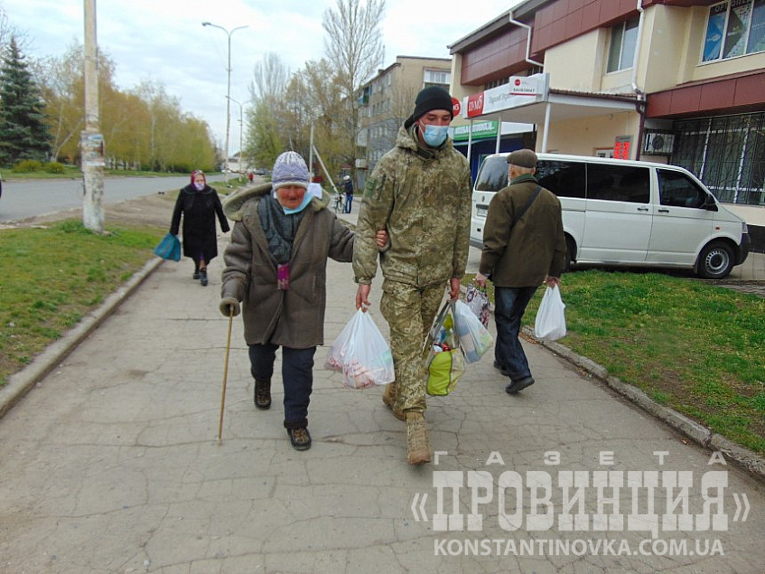 Фотофакт: В Константиновке военнослужащий помог пожилой женщине с тяжелыми сумками