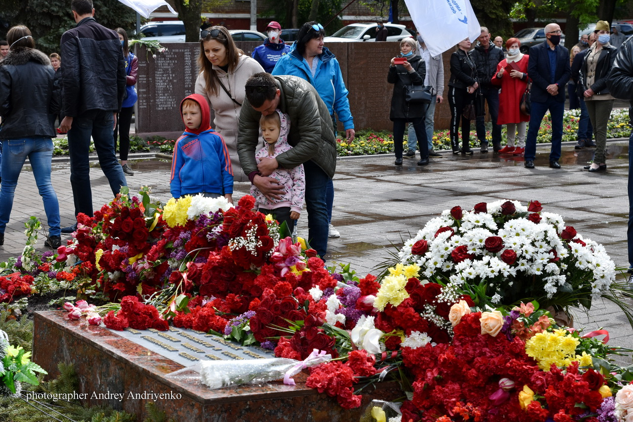 В Краматорске у Вечного Огня состоялось традиционное возложение цветов: фото