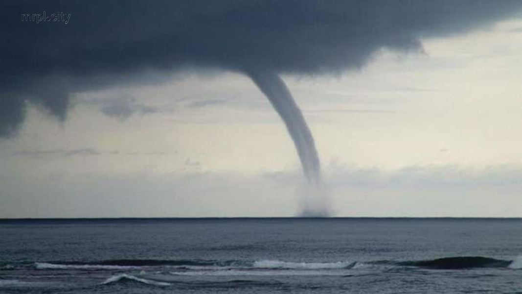 В Мариуполе зафиксировали смерч над морем: фото, видео
