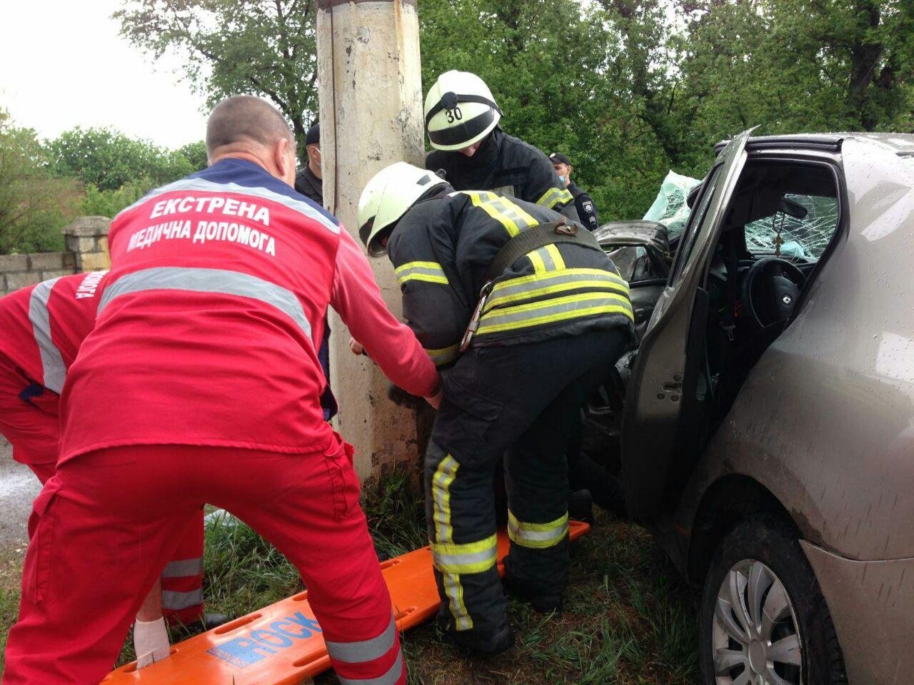 В Краматорске спасатели вытащили мужчину из смятого автомобиля