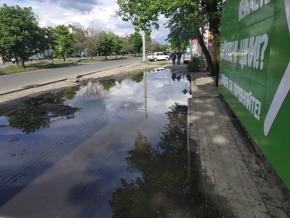 В Северодонецке посреди города появилось "озеро": фото