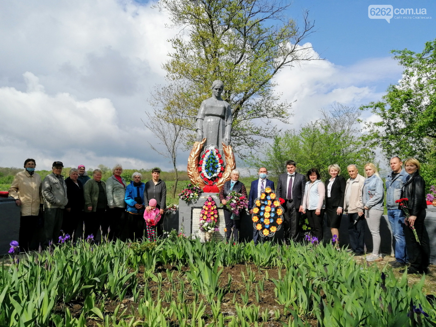 В Славянске возложили цветы к памятнику, у которого лежат тысячи солдат ВМВ