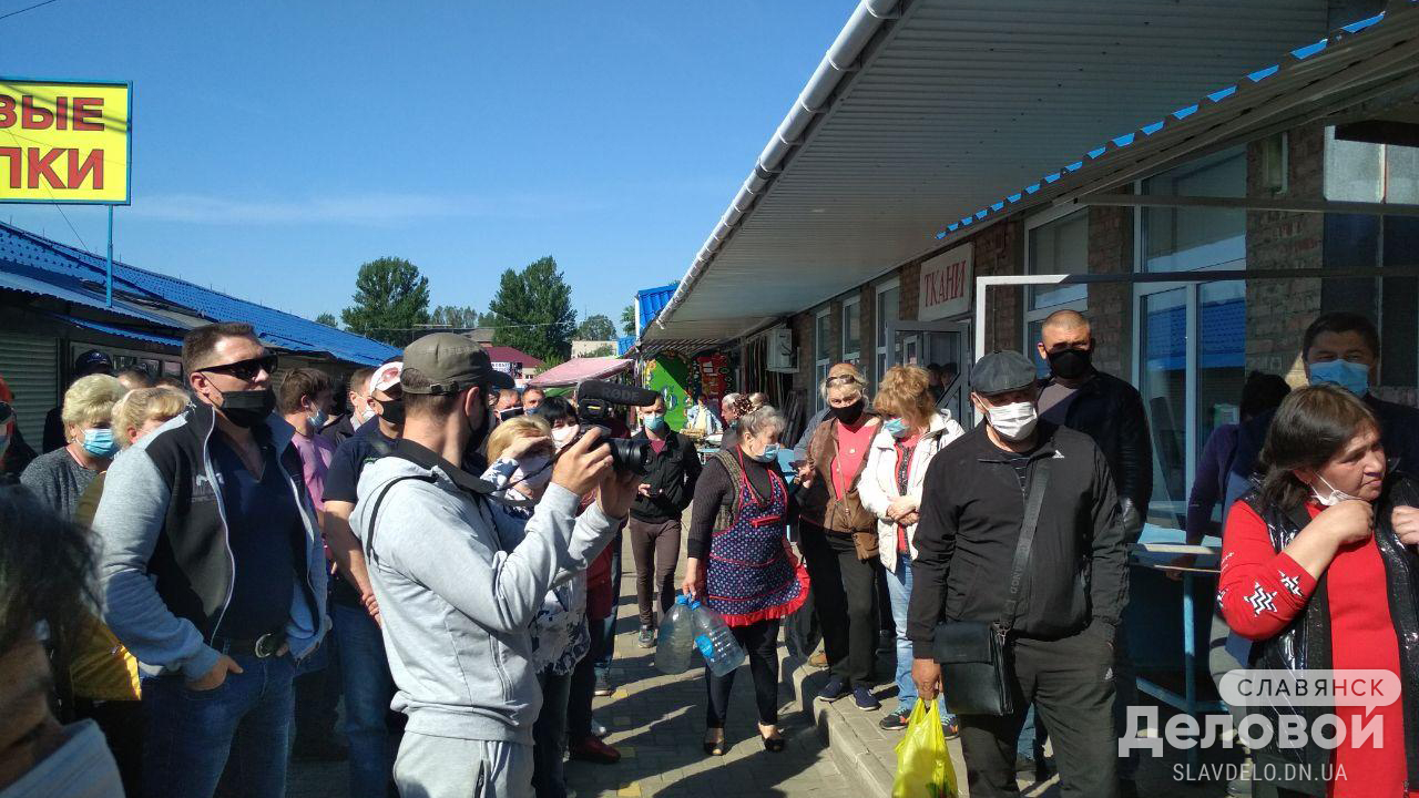 Предприниматели Славянска требуют от городских властей дать разрешение на работу: фото с места события