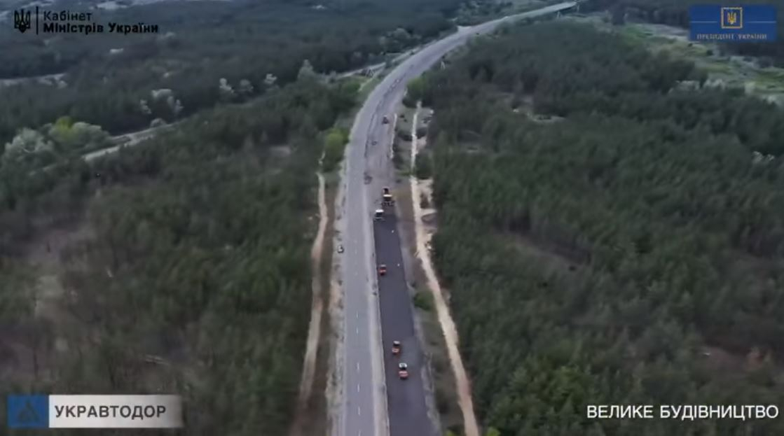 На Луганщине ремонтируют трассу на Донецк: видео