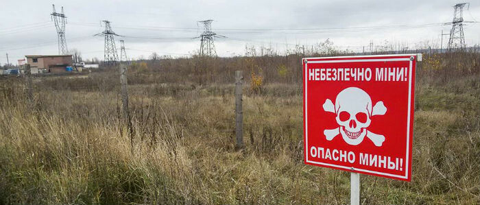 При попытке пройти мимо пункта пропуска рядом с Новотроицким женщина подорвалась на мине