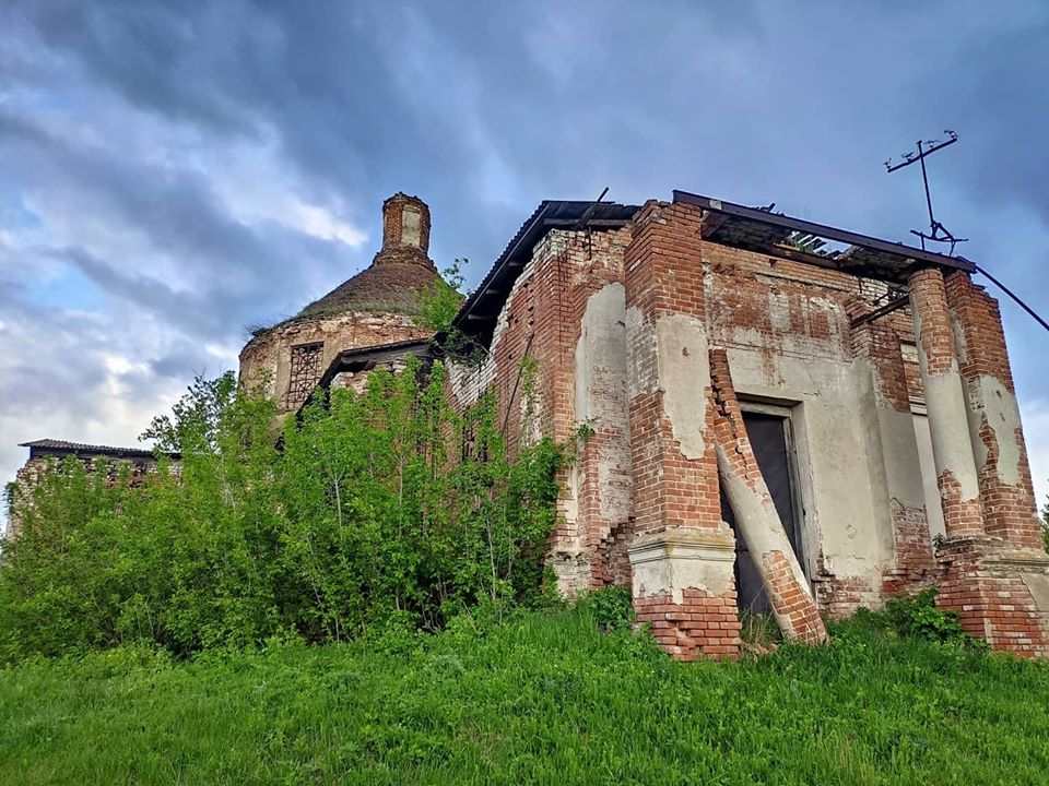 Правозащитник показал разрушенную церковь на Луганщине: фото