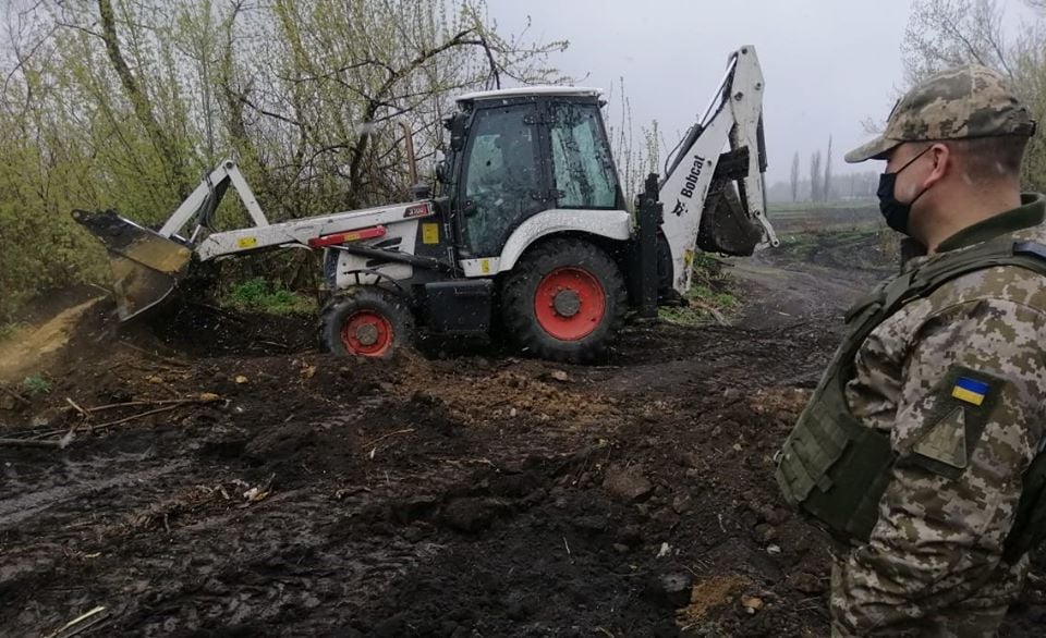 Офицеры ВСУ помогают гражданским на Донбассе: фото