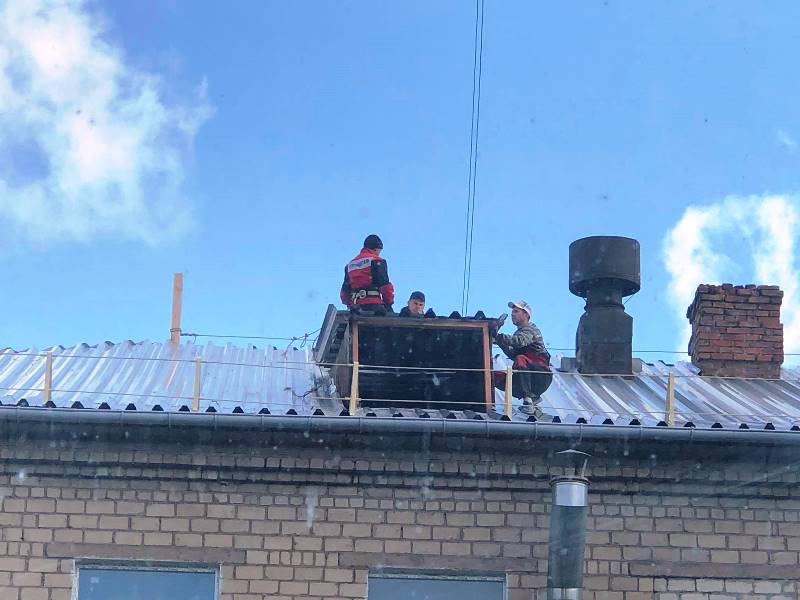 Фотофакт: в Краматорске в детской больнице проводят капремонт крыши