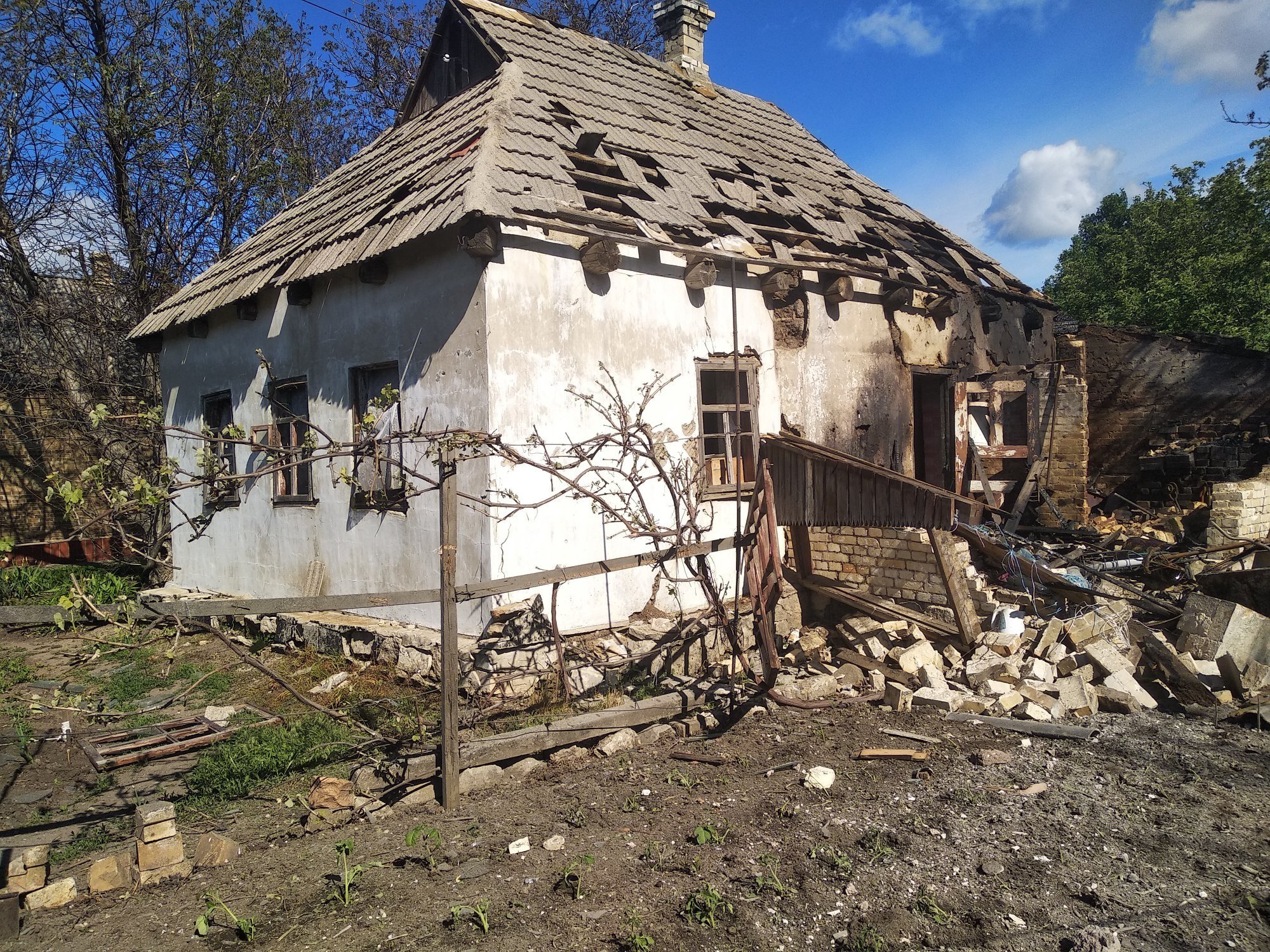 Оккупанты обстреляли прифронтовую Красногоровку на Донетчине: пострадали жилые дома