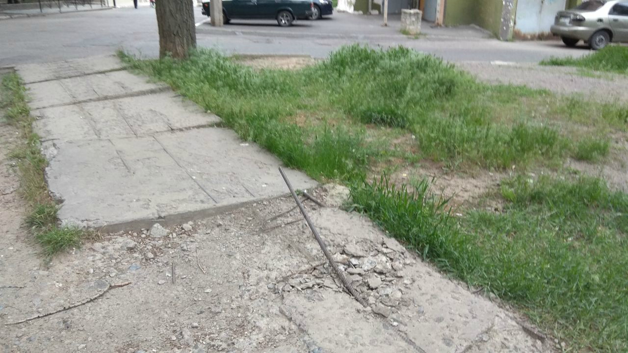 В Дружковке показали аварийные тротуары