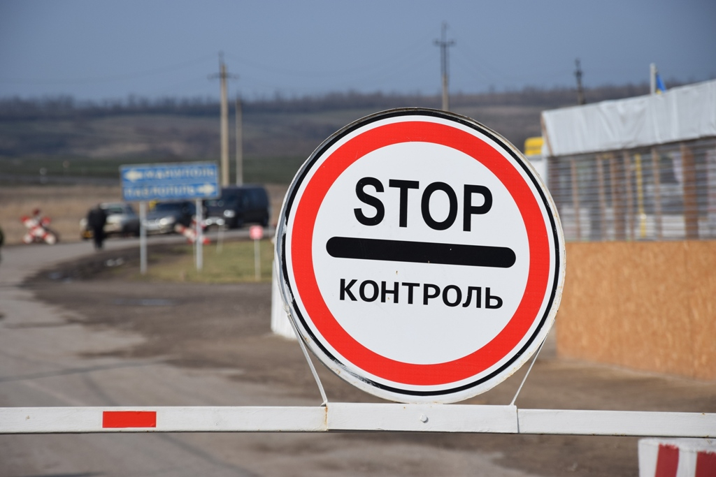 В Минреинтеграции рассказали, сколько людей пересекло линию разграничения на Донбассе в апреле