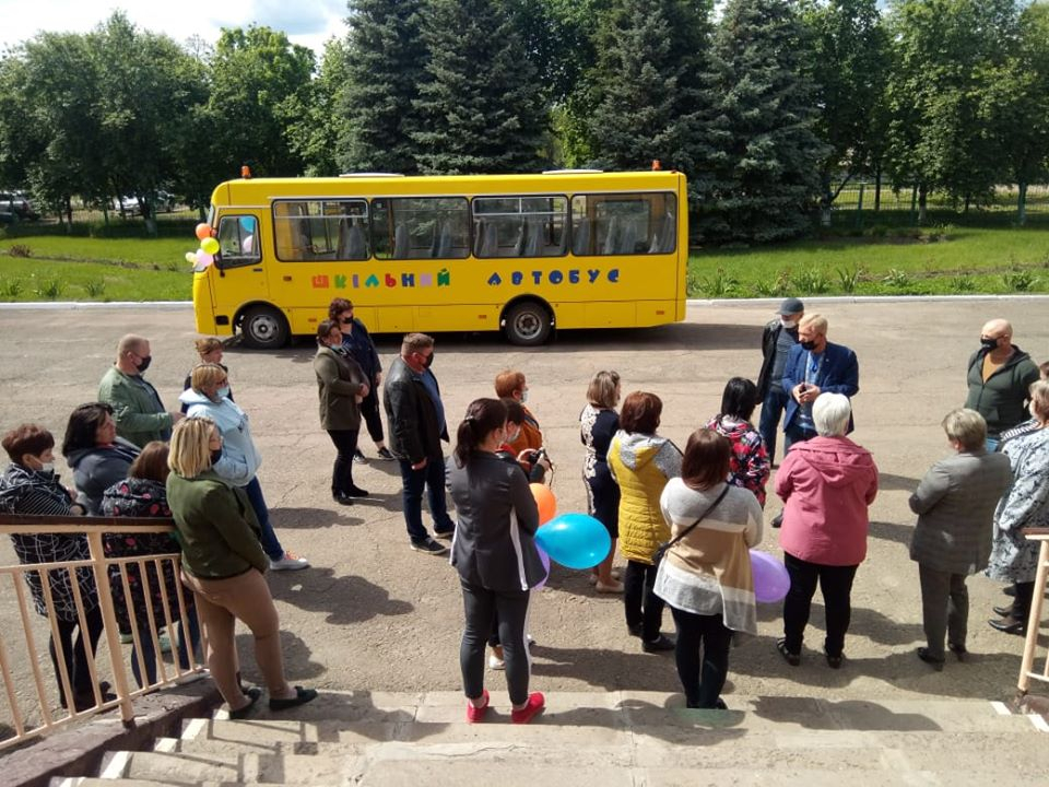 Учебный комплекс в Станично-Луганском районе получил школьный автобус