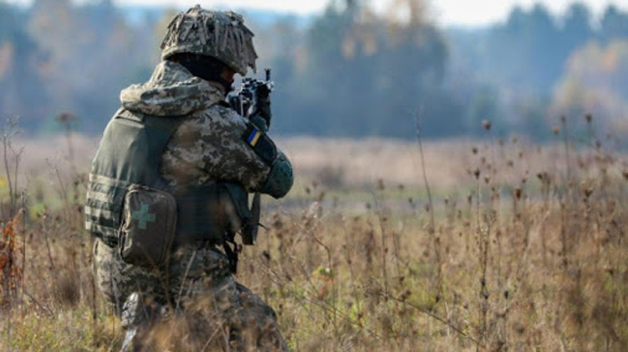 День в ООС: снайпер ранил украинского военного