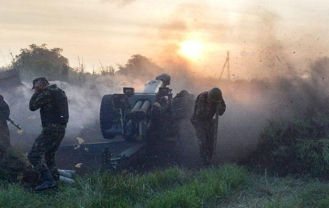 Боевики "ДНР" вывели на "учения" тяжелые передвижные орудия: видео