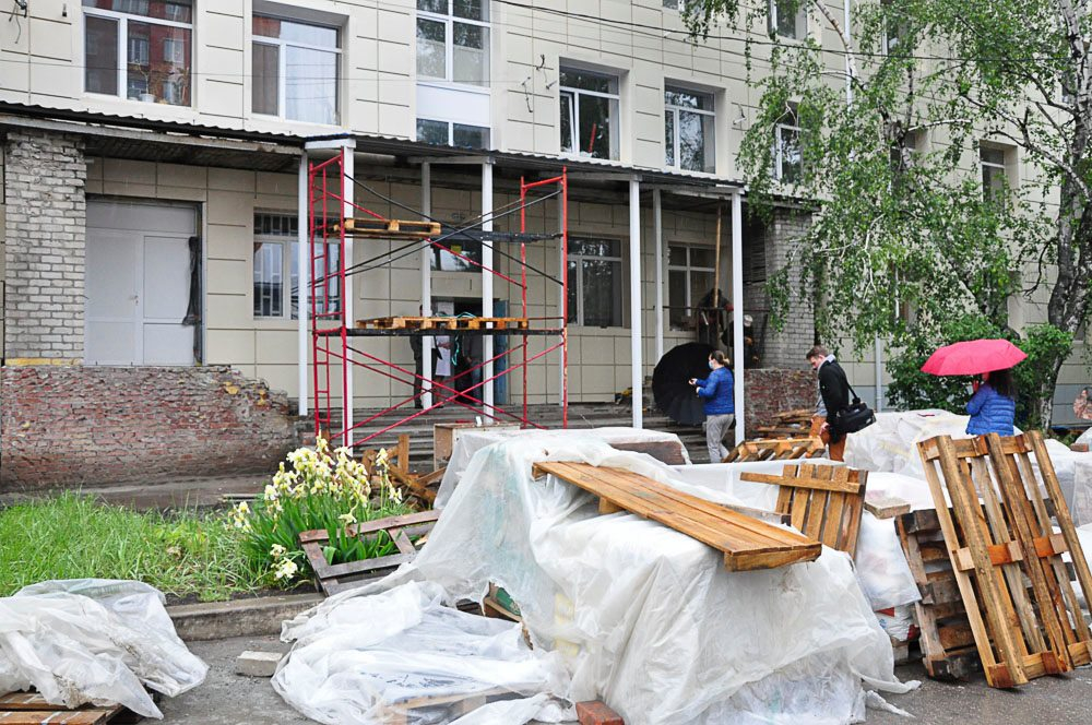 В Славянске продолжается ремонт роддома