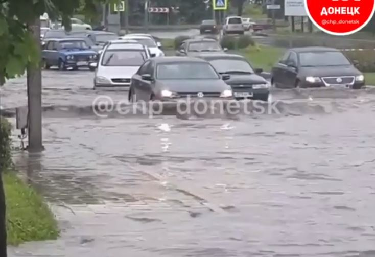 В оккупированном Донецке затопило одну из центральных улиц