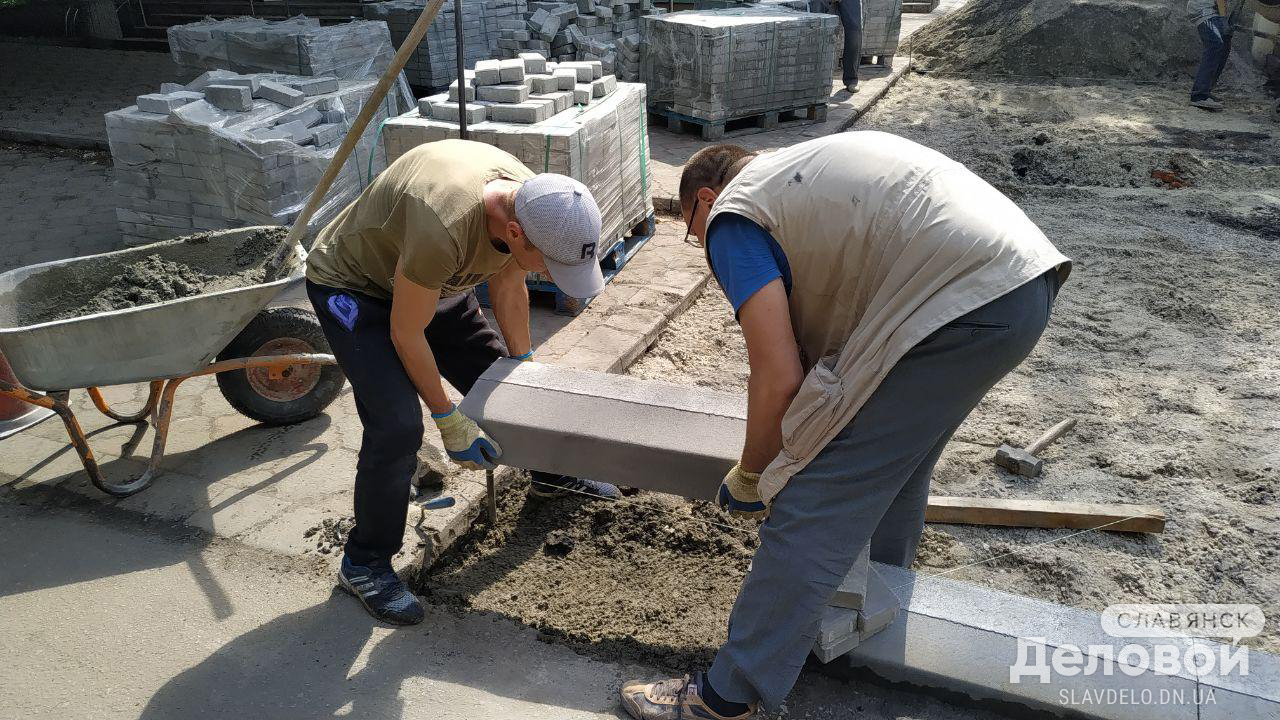 В Славянске проводится капитальный ремонт тротуара по ул. Васильевской