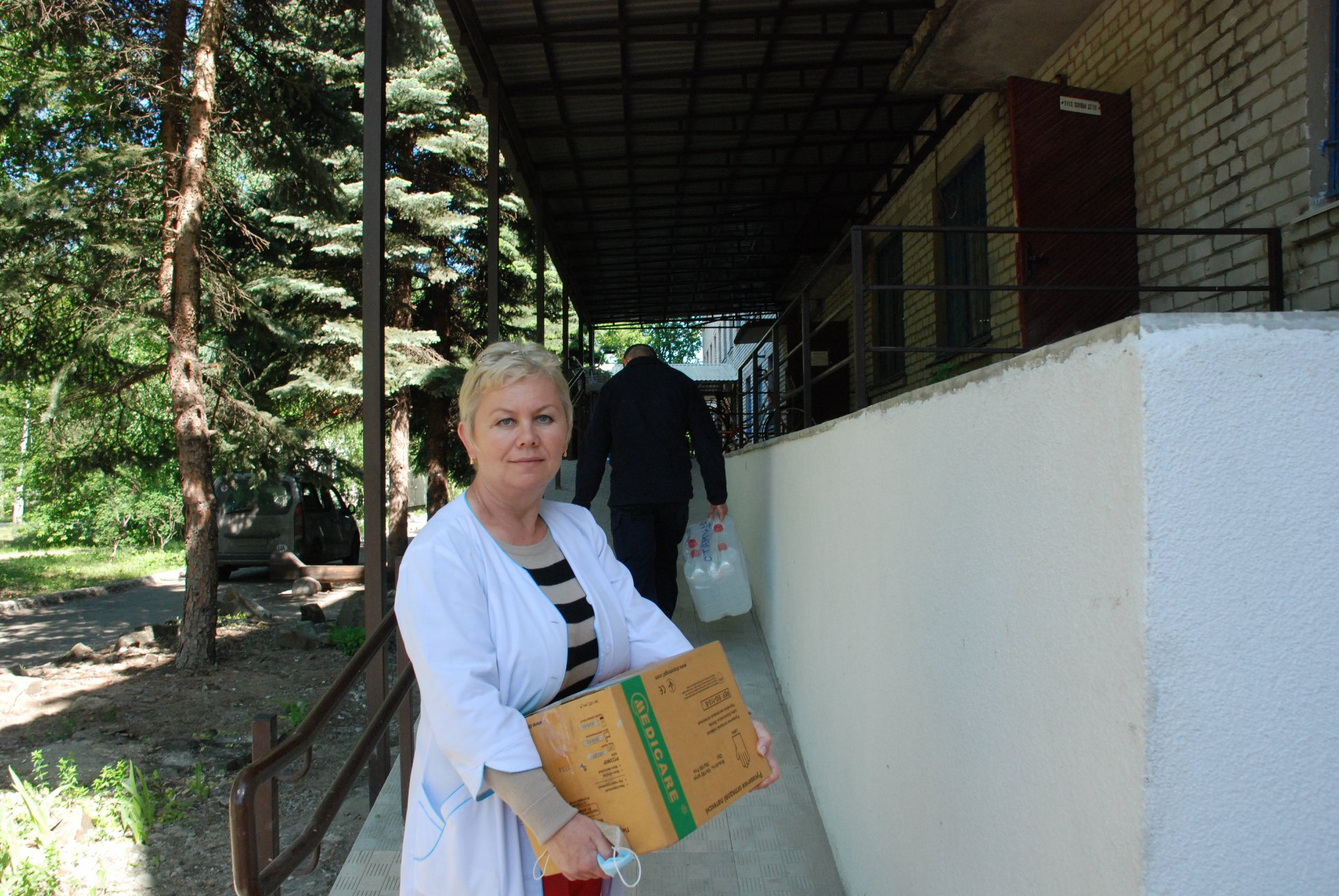 Волонтеры передали в Станицу Луганскую дезинфекторы и защитные средства