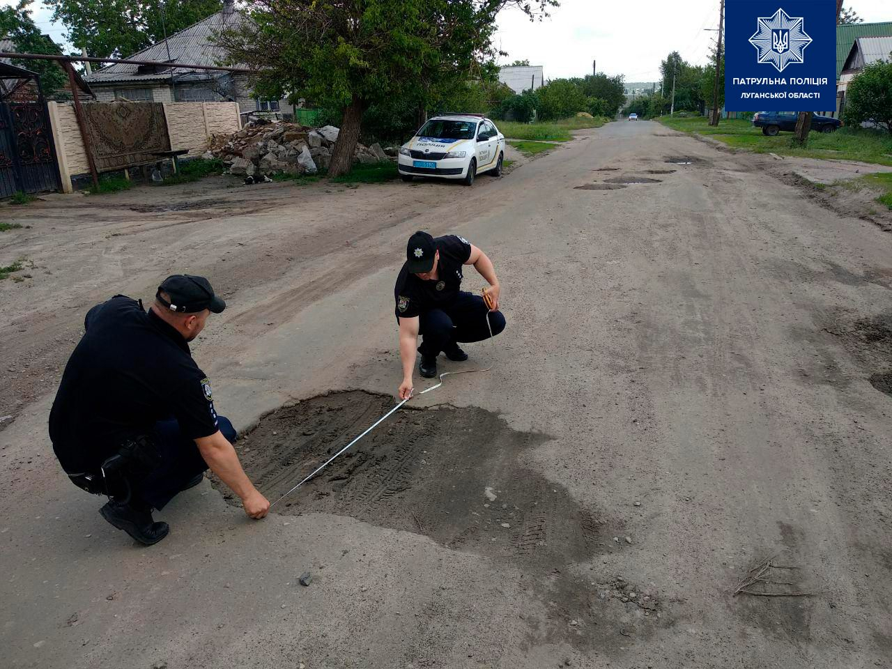 Фотофакт: на Луганщине полиция измеряла ямы на дорогах