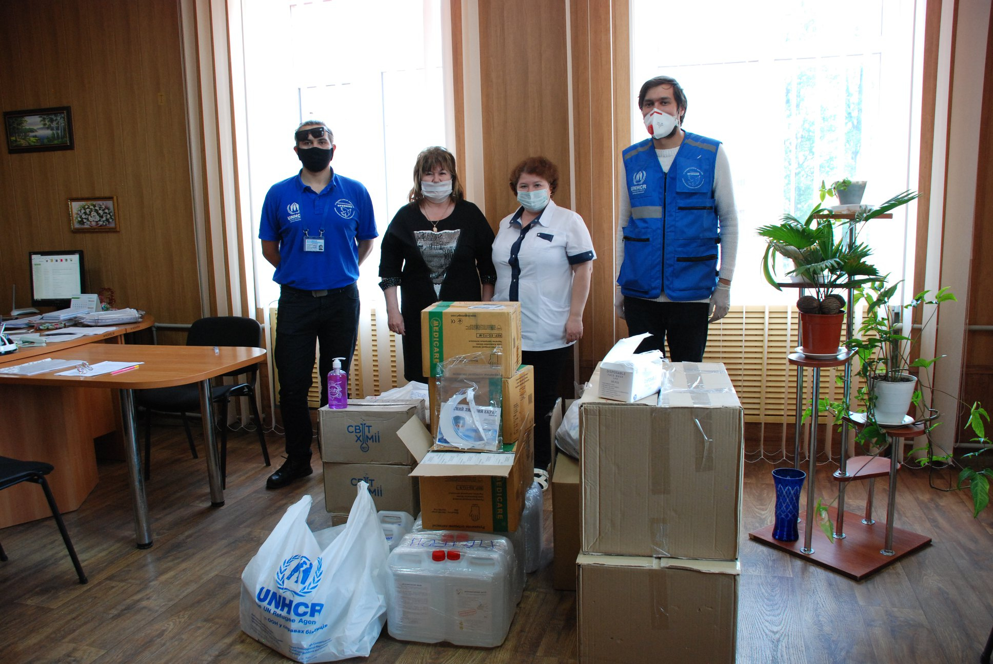 Петропавловская больница получила помощь от волонтеров для борьбы с COVID-19: фото