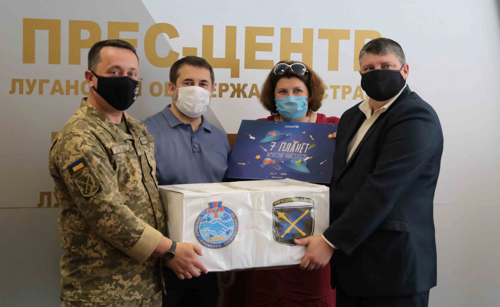 Военные передали образовательным учреждениям Луганщины гуманитарную помощь