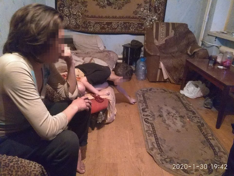 На Луганщине хотят лишить родительских прав нерадивую мать 10-летнего ребенка с инвалидностью