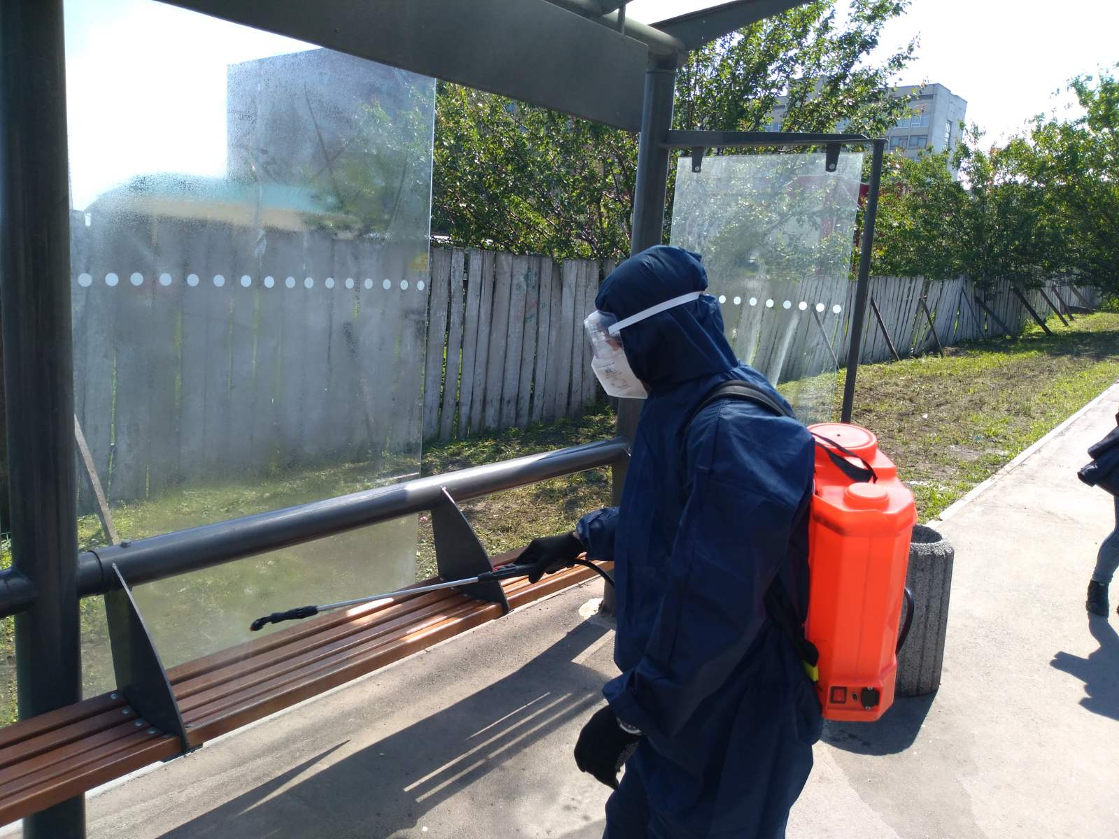 В Славянске спасатели провели дезинфекцию остановок общественного транспорта