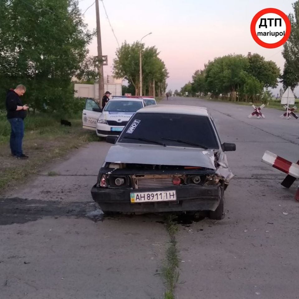 В Мариуполе автомобиль врезался в ограждение на блокпосту