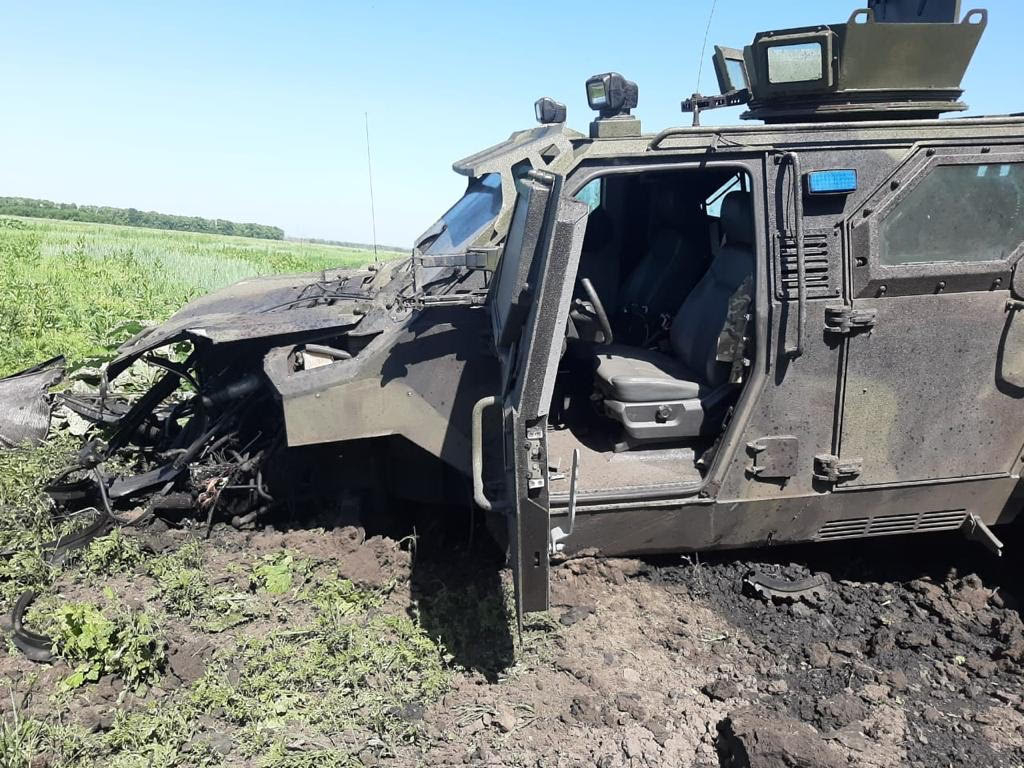 На Донбассе автомобиль с военными подорвался на взрывном устройстве, ранены 10 человек