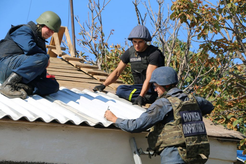 В Авдеевке спасатели ГСЧС помогают восстанавливать разрушенное от обстрелов жилье