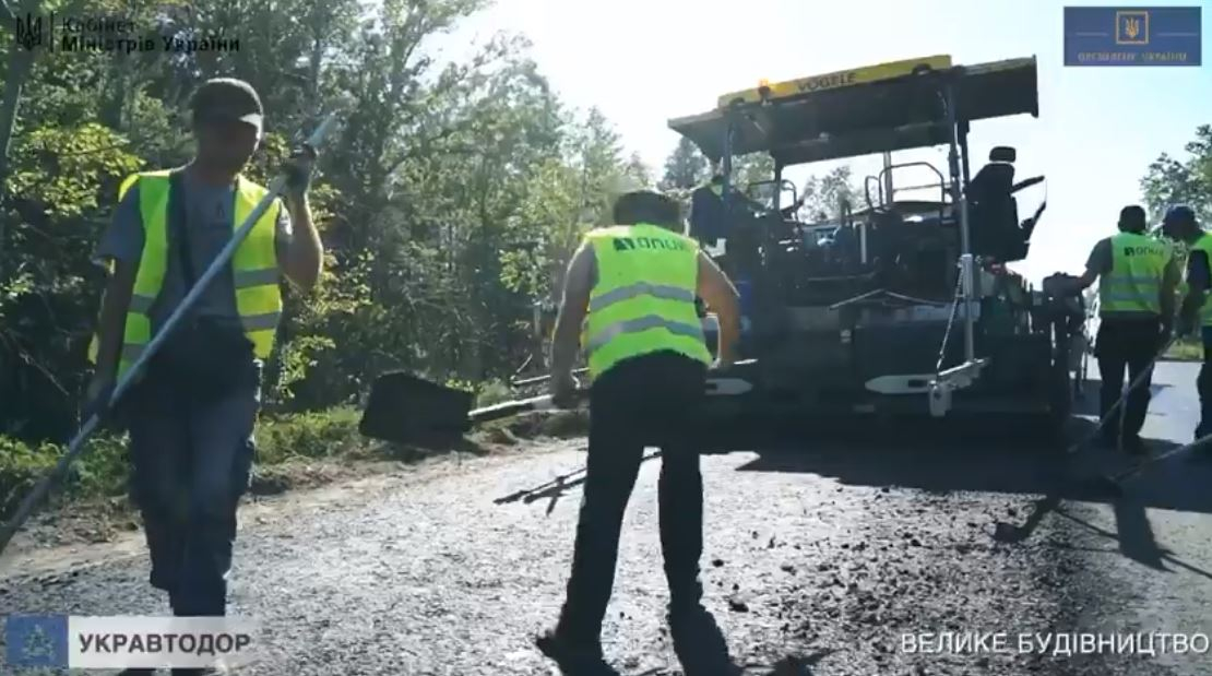 На Луганщине в районе Нижнетёплого ремонтируют трассу: видео