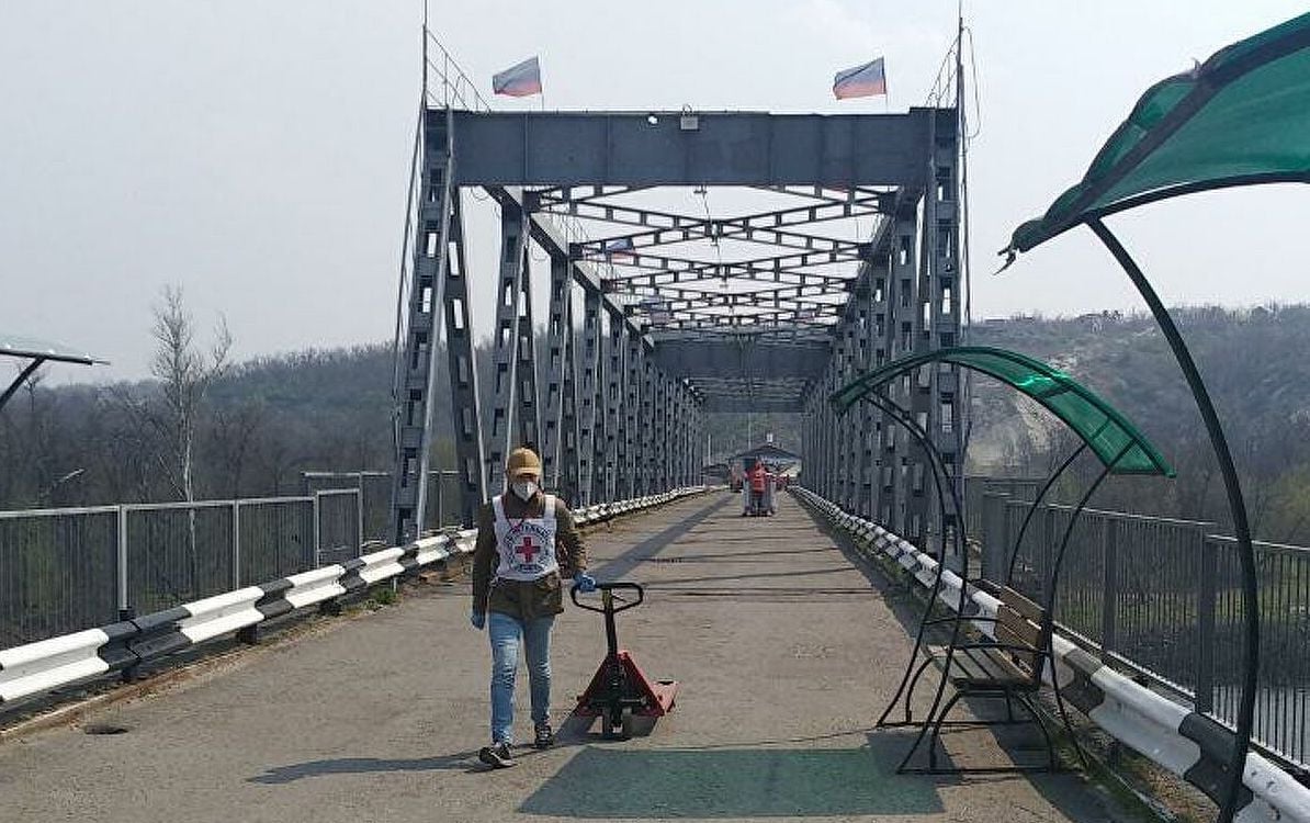 "ЛНР" частично разблокировала свой КПП у Станицы Луганской