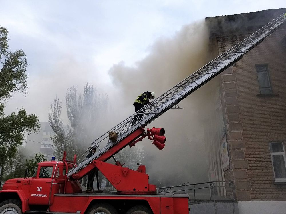 В Славянске сгорел единственный действующий дом культуры: что удалось спасти и чего ожидать