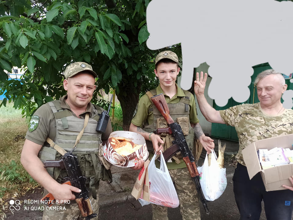 Волонтеры и предприниматели Славянска передали угощение и лекарства военным