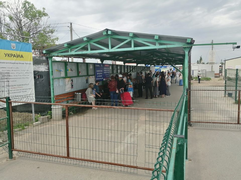 Боевики продолжают препятствовать работе КПВВ "Марьинка" и "Станица Луганская", блокируя гуманитарные дорожные коридоры