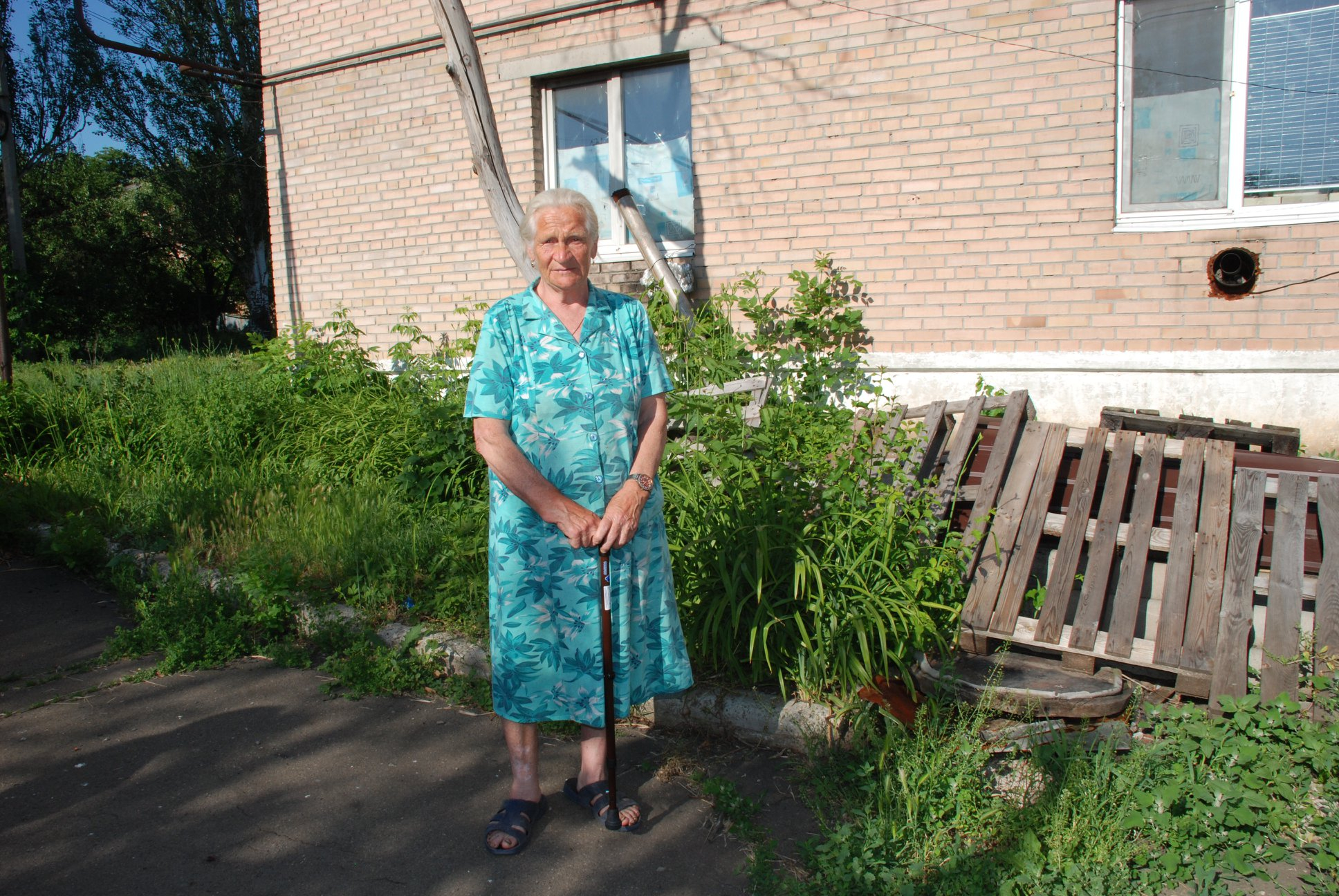 В прифронтовое Опытное волонтеры доставили пожилым средства реабилитации