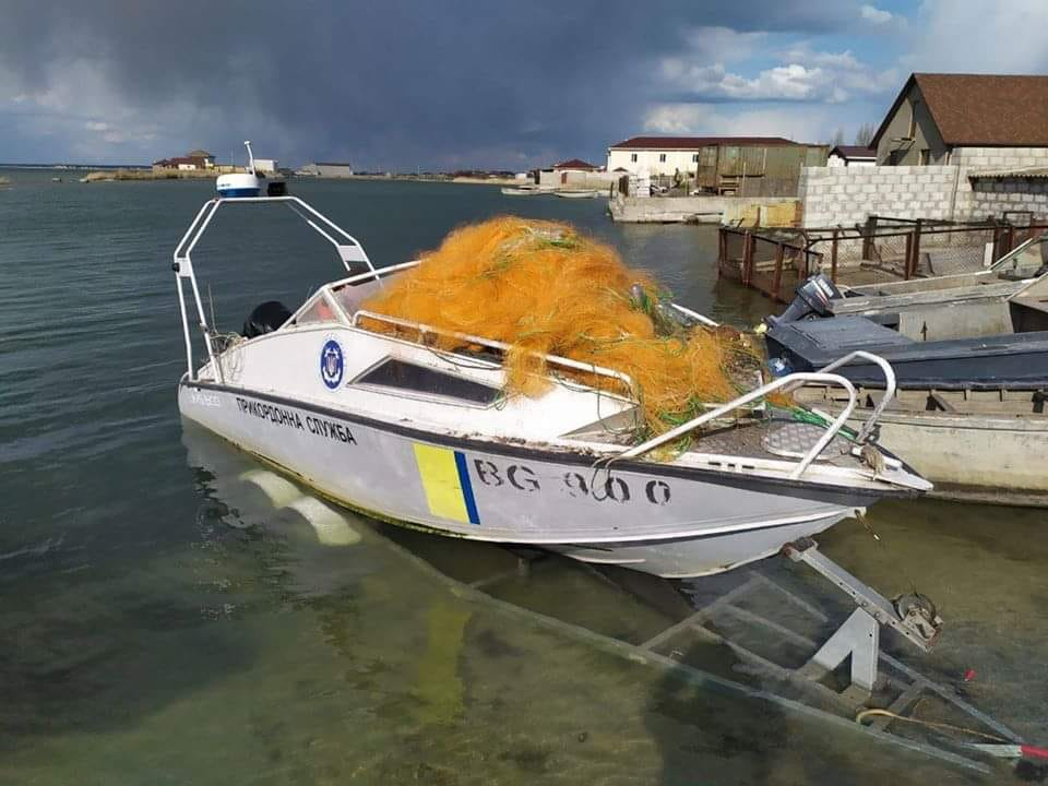 У побережья Мариуполя пограничники выявили сети с рыбой на 12 тысяч гривень