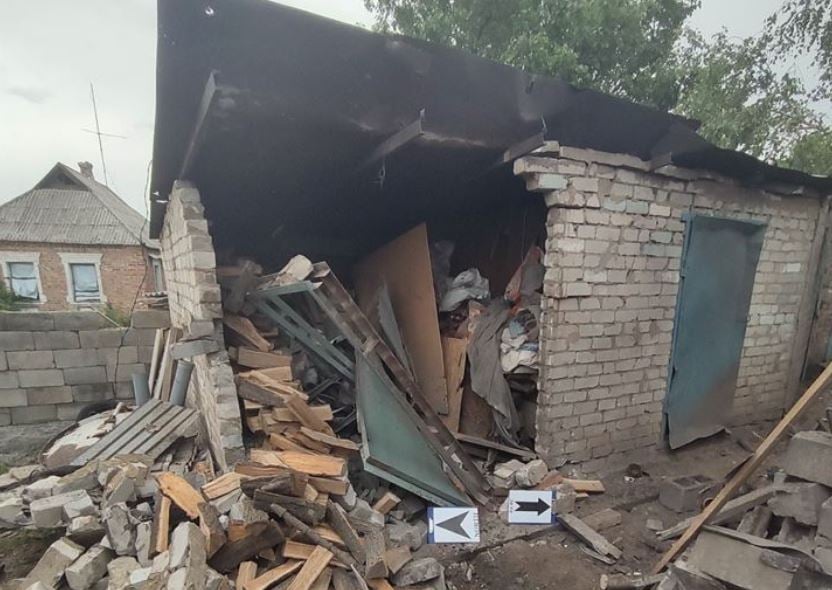 Боевики обстреляли жилые дома в Авдеевке: фото с места происшествия