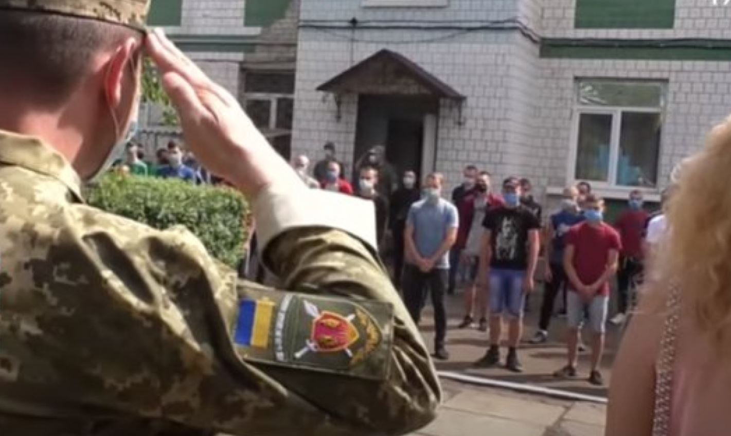 На Луганщине отправили в армию призывников: проверку на коронавирус прошли (видео)